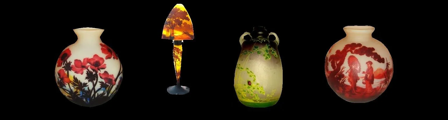 vaso kaca Muller Fres dengan pola bunga dalam pengaturan kuno